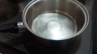 鍋に水を入れます